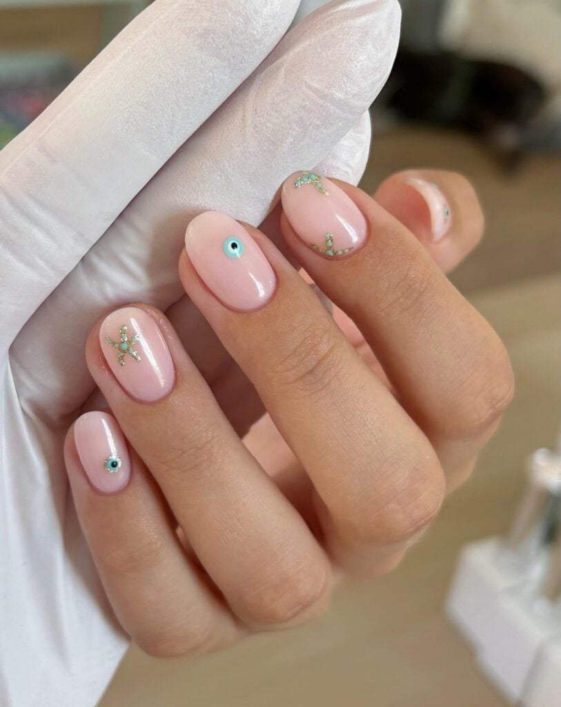Deep Plum Cat-Eye Short Oval Nails, Close-Up Take Deep Plum Cat-Eye Short Oval Nails, Close-Up Take — Easy Nail Art