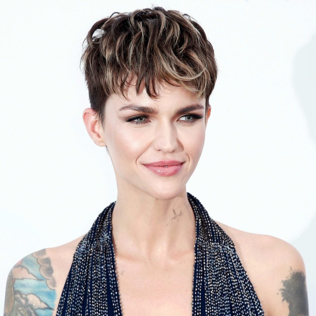 Wavy Blonde Highlighted Pixie Wavy Blonde Highlighted Pixie — Edgy Haircuts