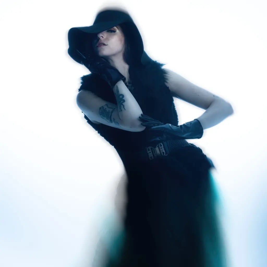 Fur Vest and Voluminous Skirt for a Moody Evening Look Fur Vest and Voluminous Skirt for a Moody Evening Look — Edgy Outfits
