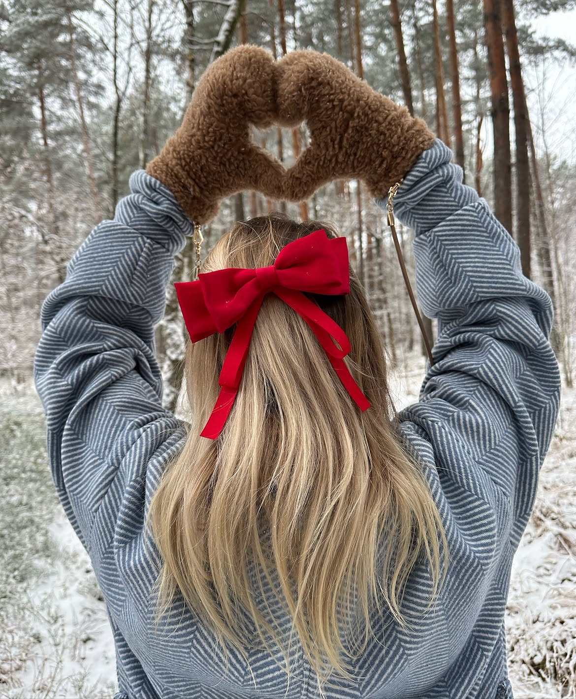 Effortless Beach Waves with a Classic Red Bow