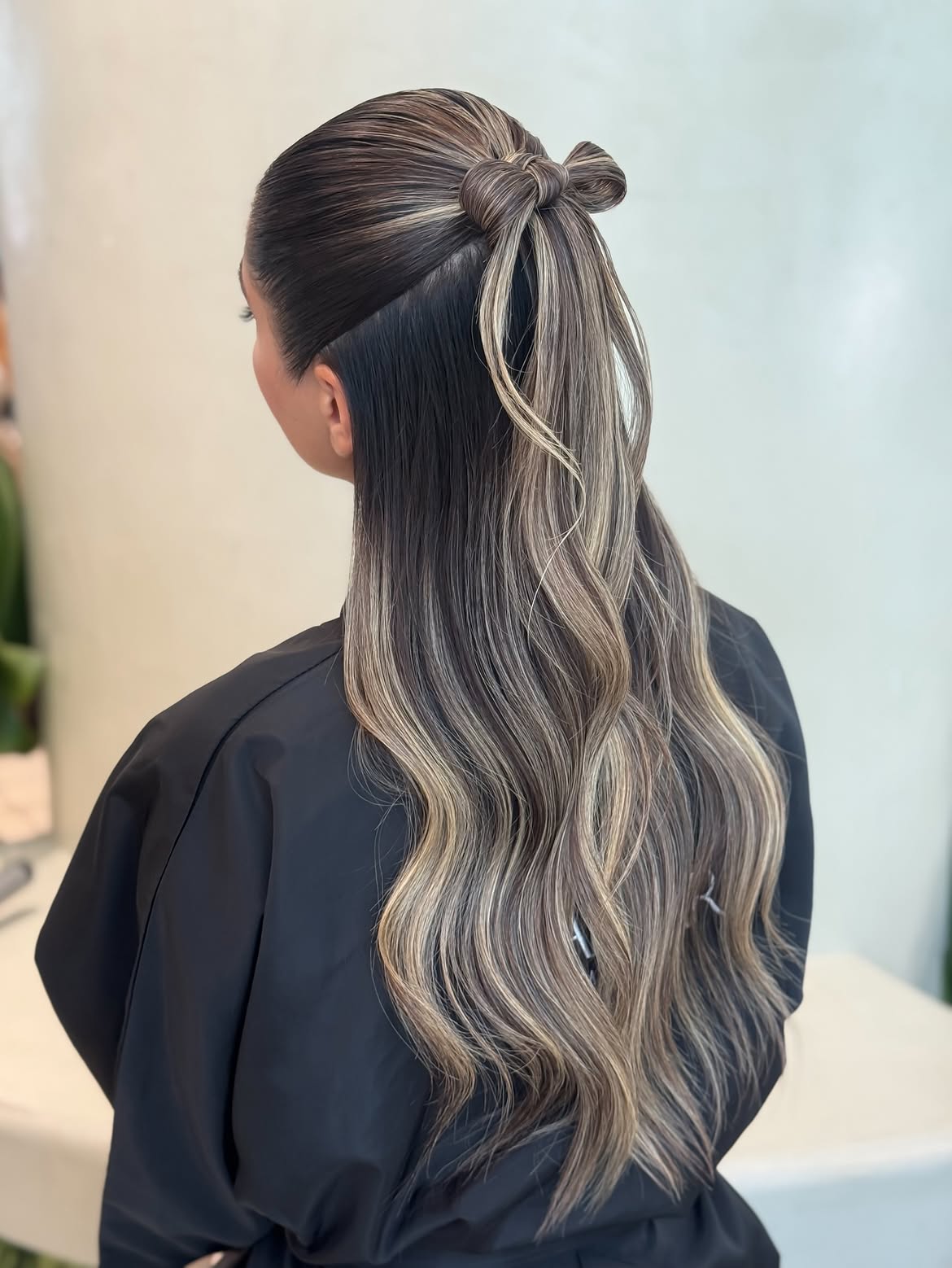 Elegant Bow Pony With Tousled Waves