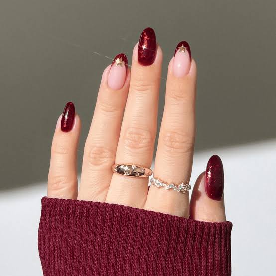 Medium Almond Red French With Gold Stars Medium Almond Red French With Gold Stars — Elegant Christmas Nails