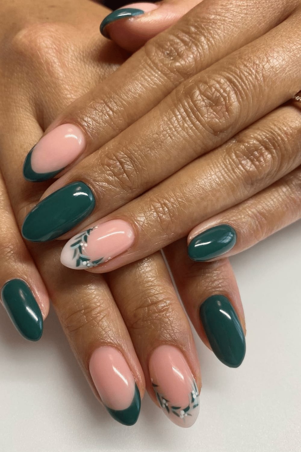 Short Oval Green Pink French With Leaves Short Oval Green Pink French With Leaves — Elegant Christmas Nails