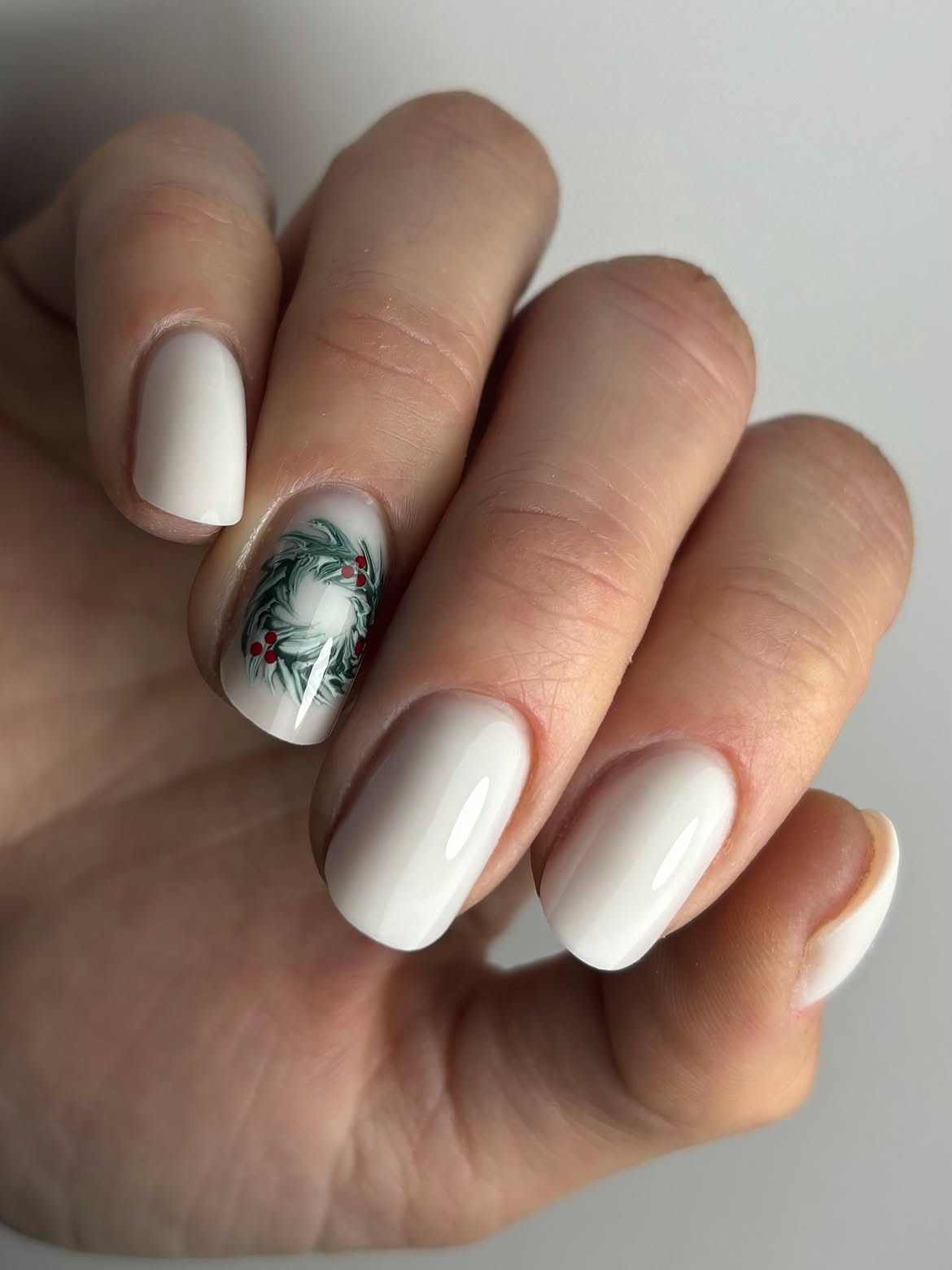 Elegant White Wreath Christmas Nails