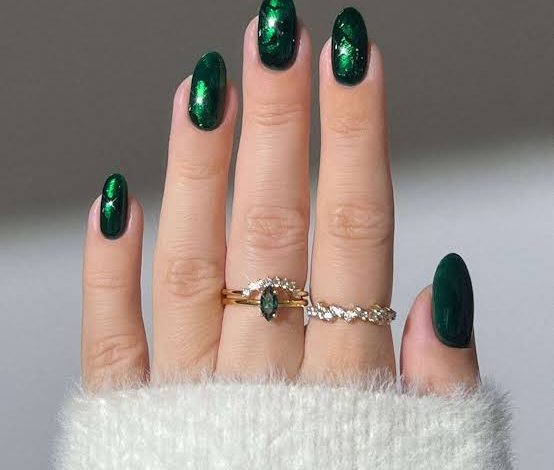 28 Dark Green Manicures to Add to Your Fall Rotation