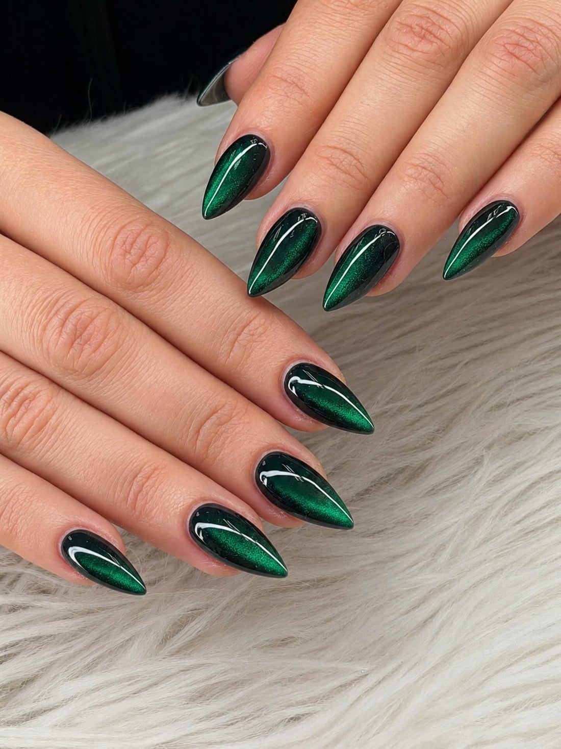 Metallic Emerald Cat Eye Sharp Almond Nails — Emerald Green Nails