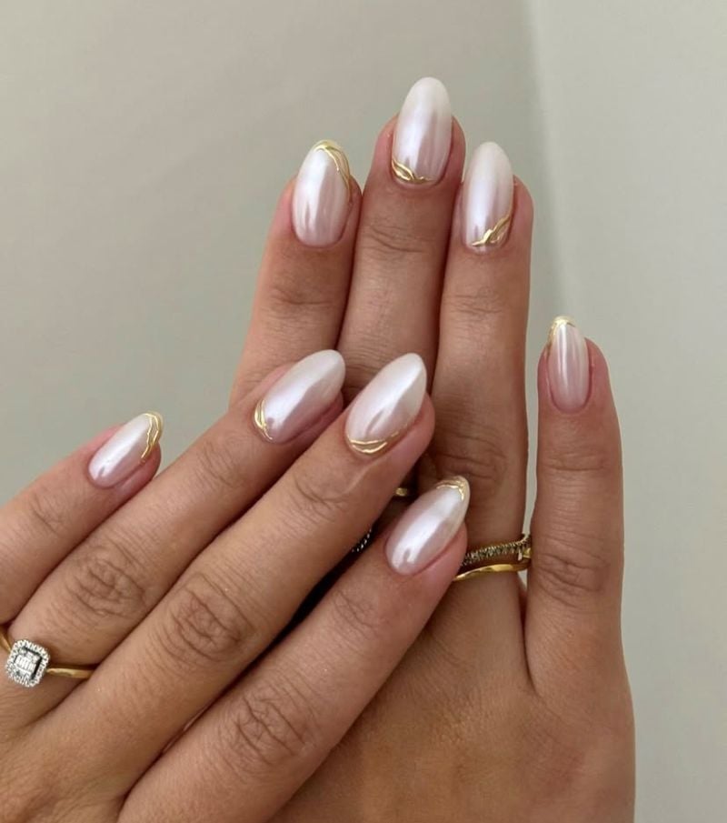 Milky White Chrome Medium Oval Nails Milky White Chrome Medium Oval Nails — Engagement Nails