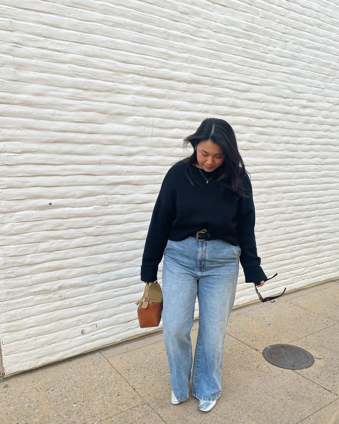 Relaxed Fit Jeans With Black Sweater And Brown Belt — Errands Outfits