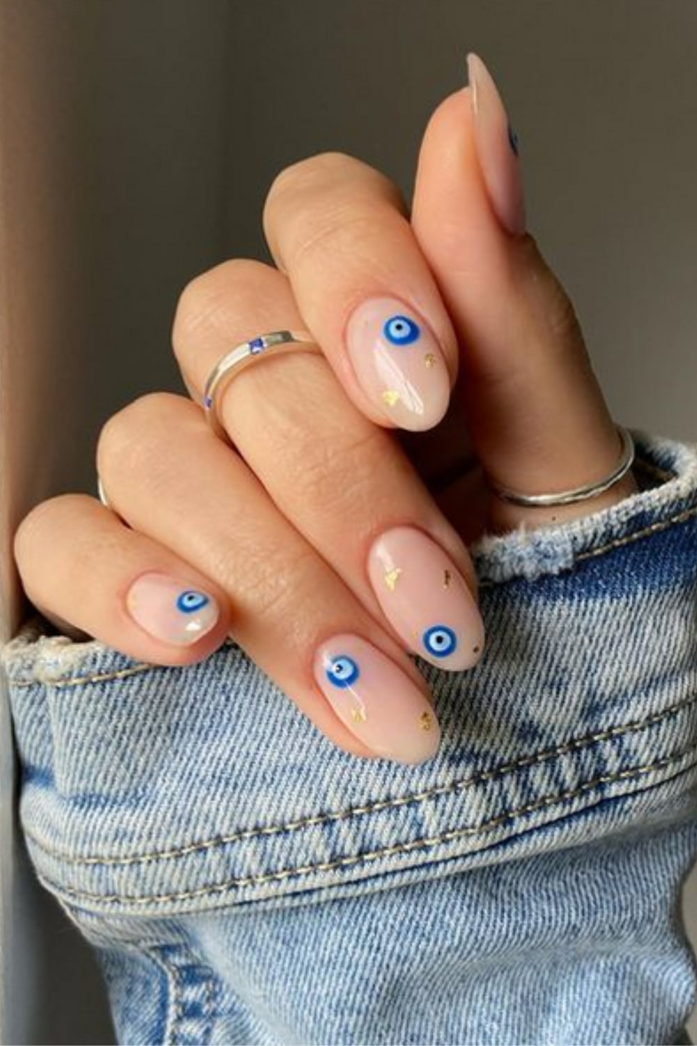 Medium Oval Nails With Minimalist Evil Eye Medium Oval Nails With Minimalist Evil Eye — Evil Eye Nails