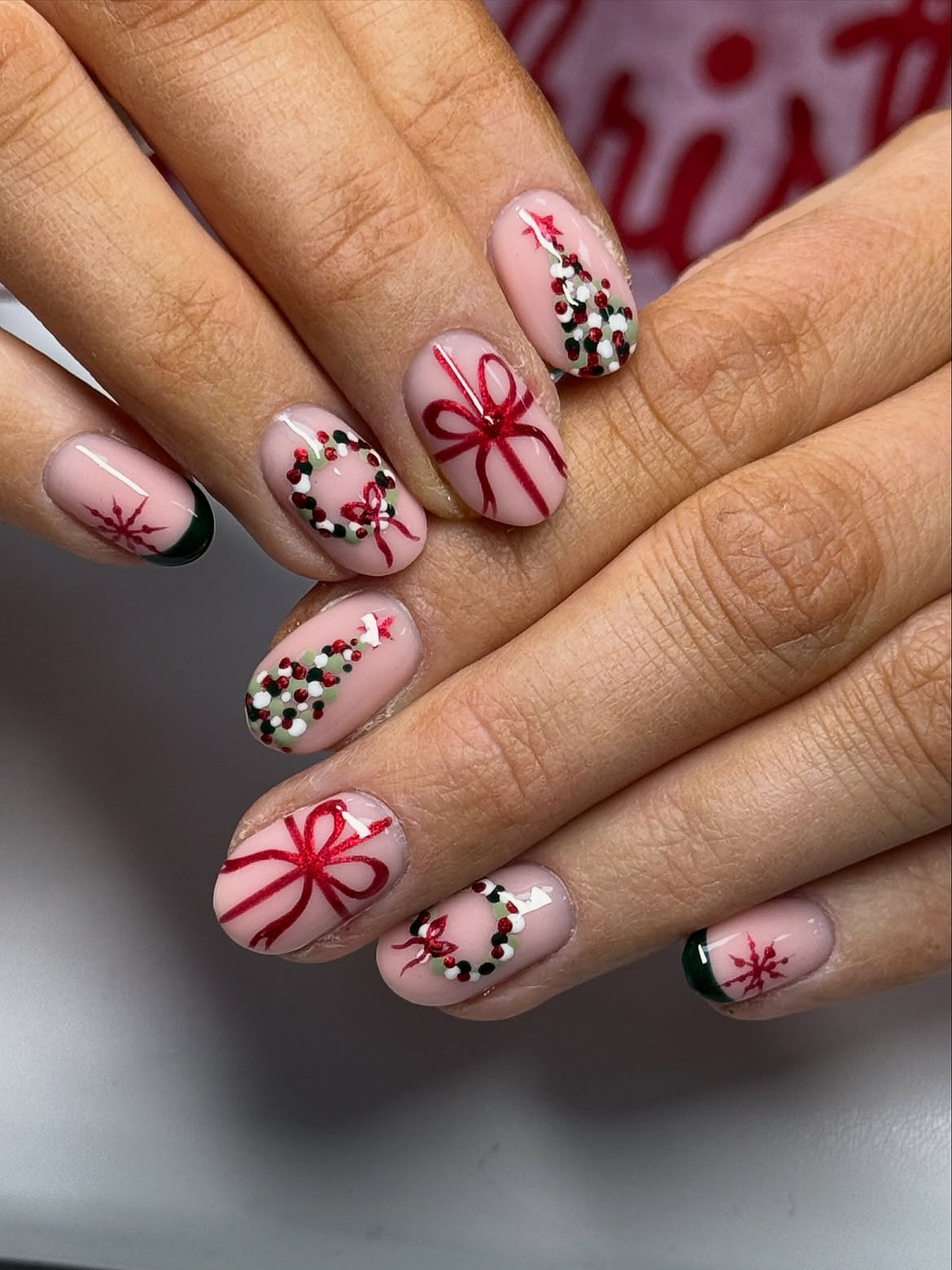 Festive Christmas Bows and Wreaths Oval Nails