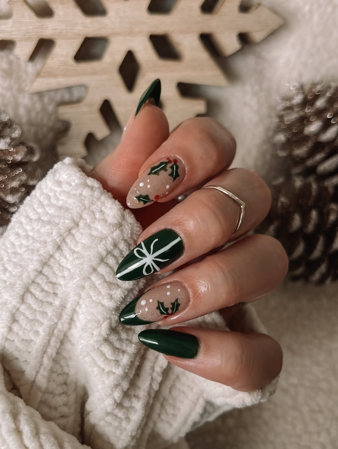 Festive Forest Green Christmas Gift Wrap Nails