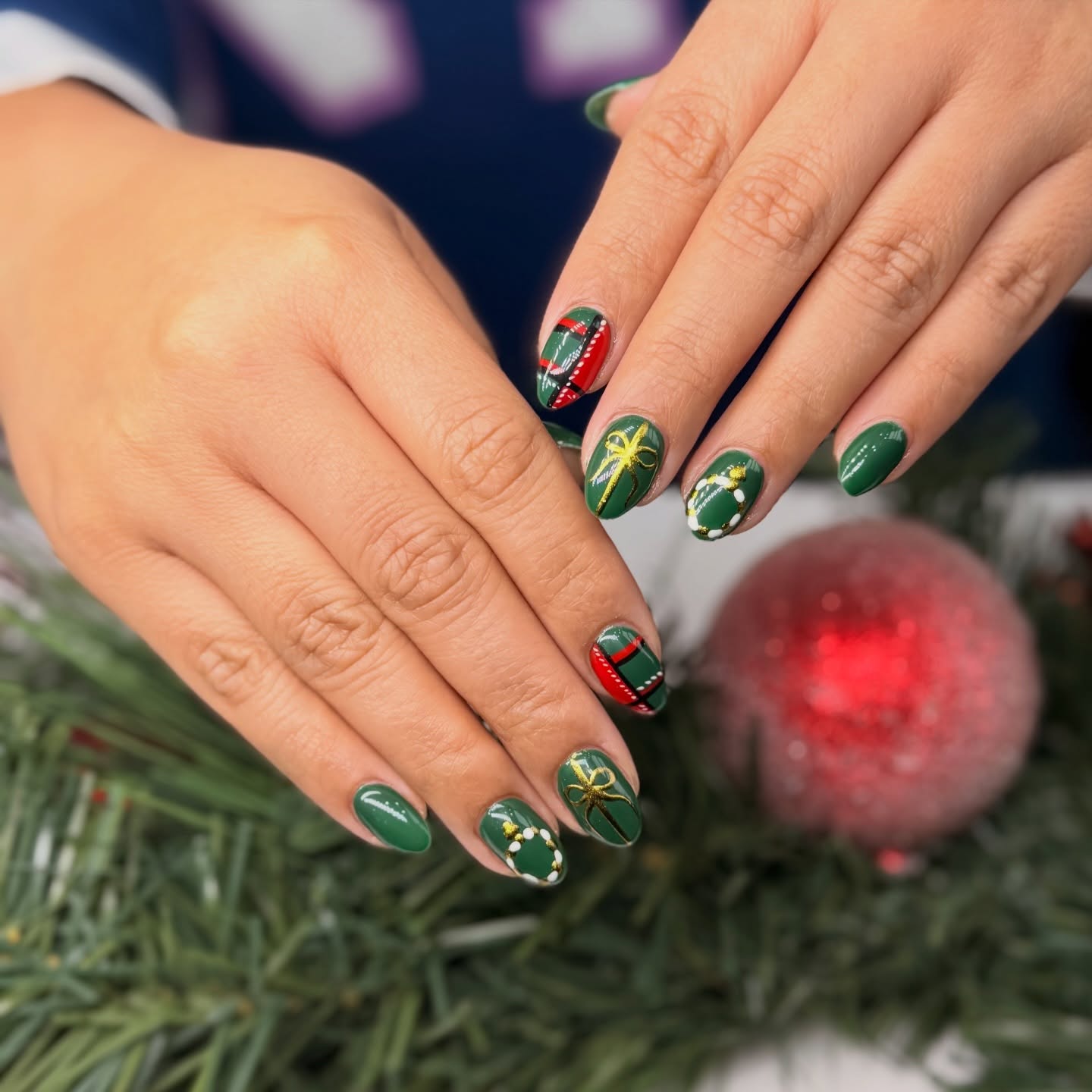 Festive Green Christmas Gift Wrap Nails