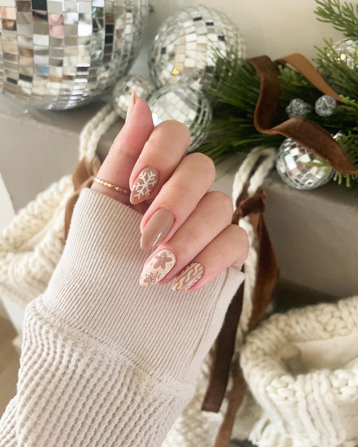 Festive Neutral Christmas Nail Art Designs