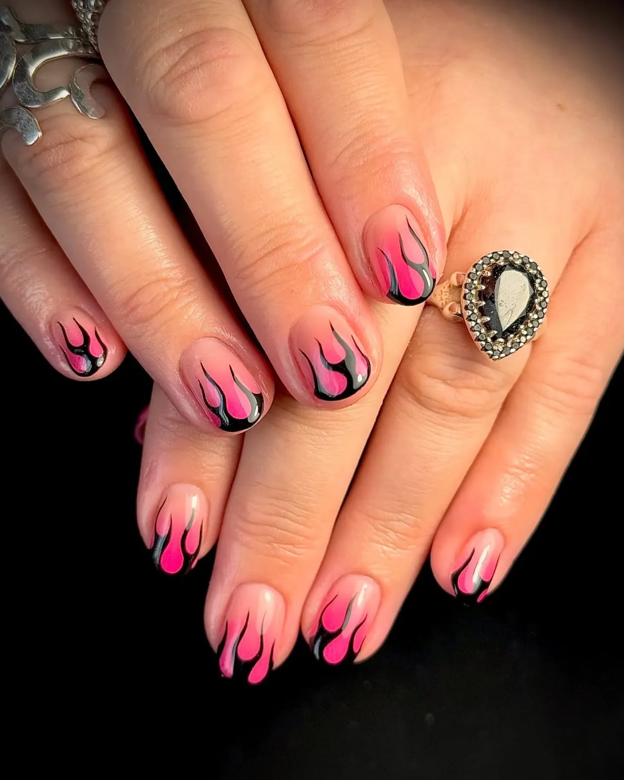 Pink to Black Gradient Flame Almond Nails, миндаль — Flame Nails