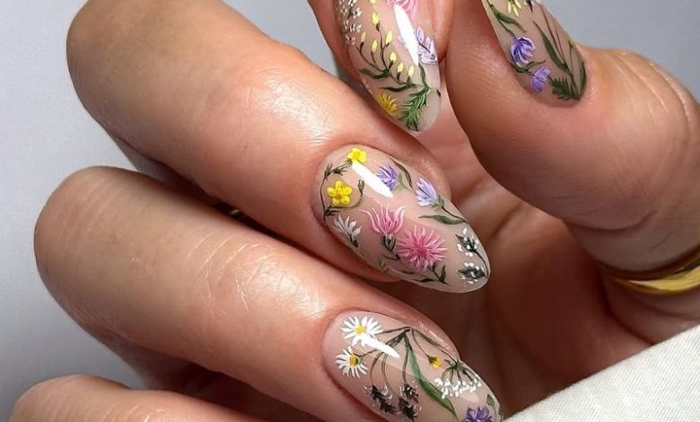 25 Floral Nail Art Designs That Perfectly Blend Minimalism and Elegance