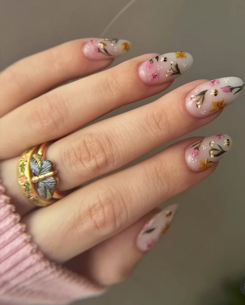 Mini Floral and Gold Leaf Medium Almond Nails Mini Floral and Gold Leaf Medium Almond Nails — Floral Nails