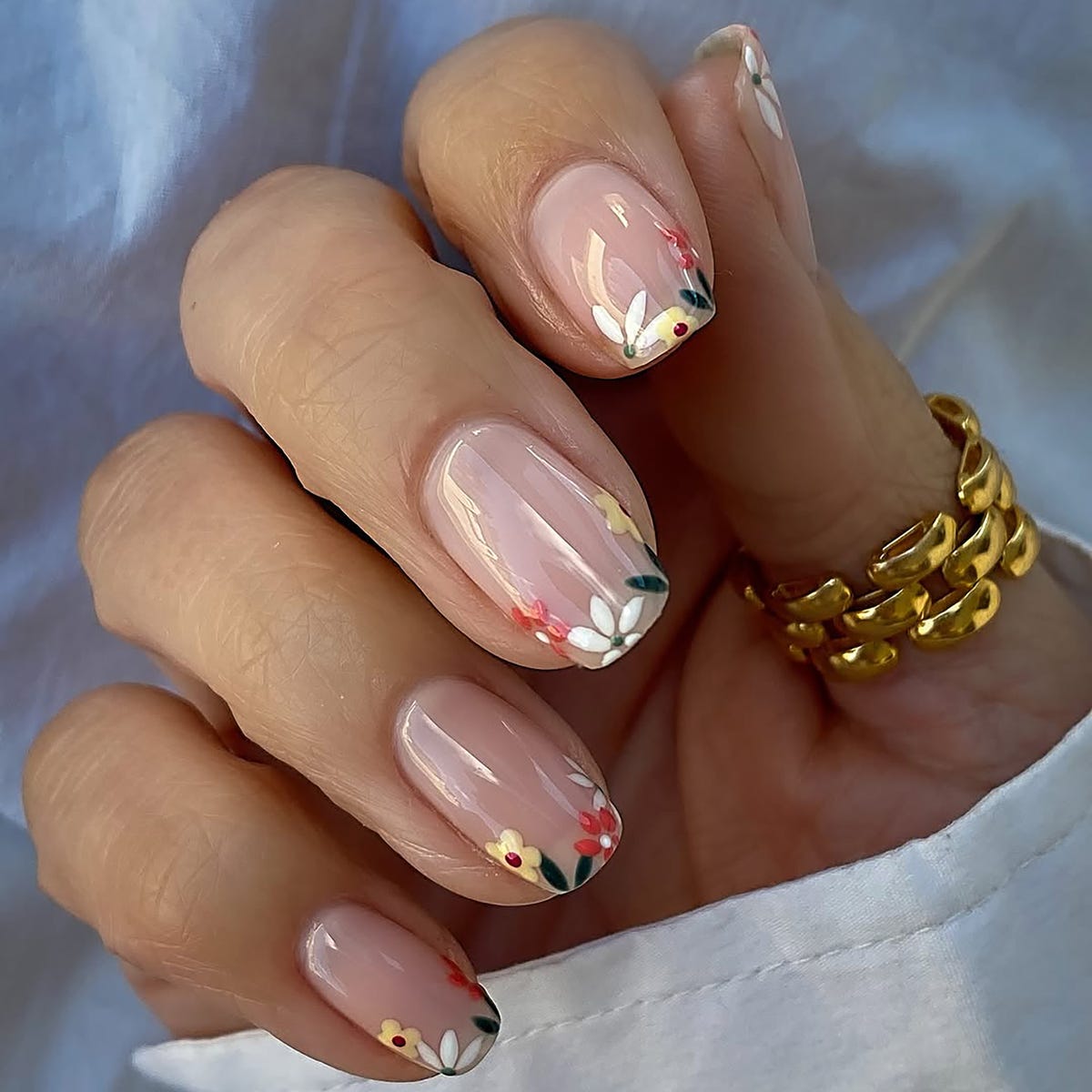 Scattered Floral Accents Medium Oval Nails Scattered Floral Accents Medium Oval Nails — Floral Nails