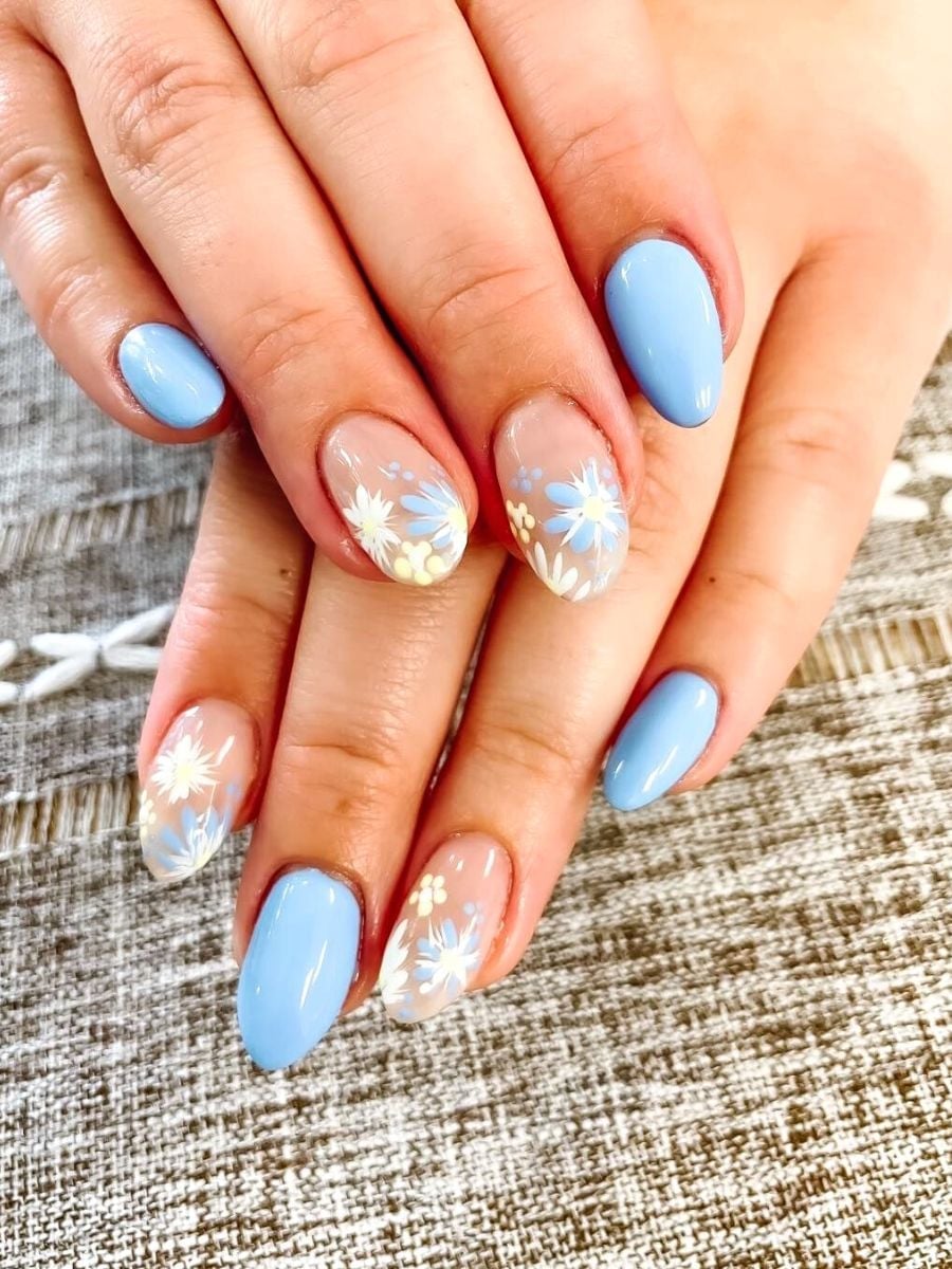 Delicate Floral Accents Medium Oval Nails, Glossy Delicate Floral Accents Medium Oval Nails, Glossy — Floral Nails
