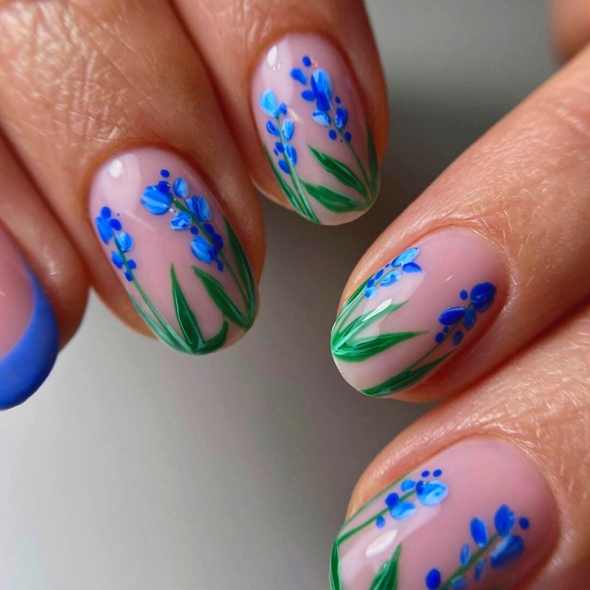 Blue Floral Motifs Short Oval Nails Blue Floral Motifs Short Oval Nails — Floral Nails