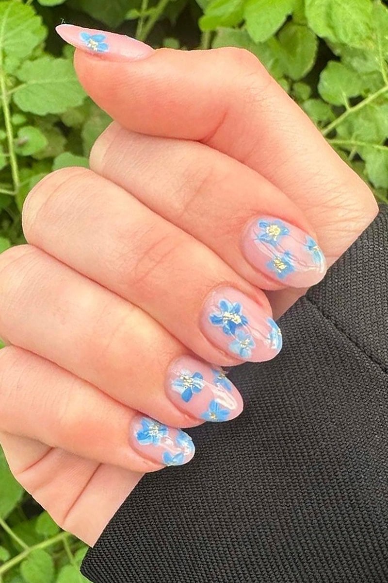 Blue Flowers Gold Accents Short Oval Nails Blue Flowers Gold Accents Short Oval Nails — Floral Nails