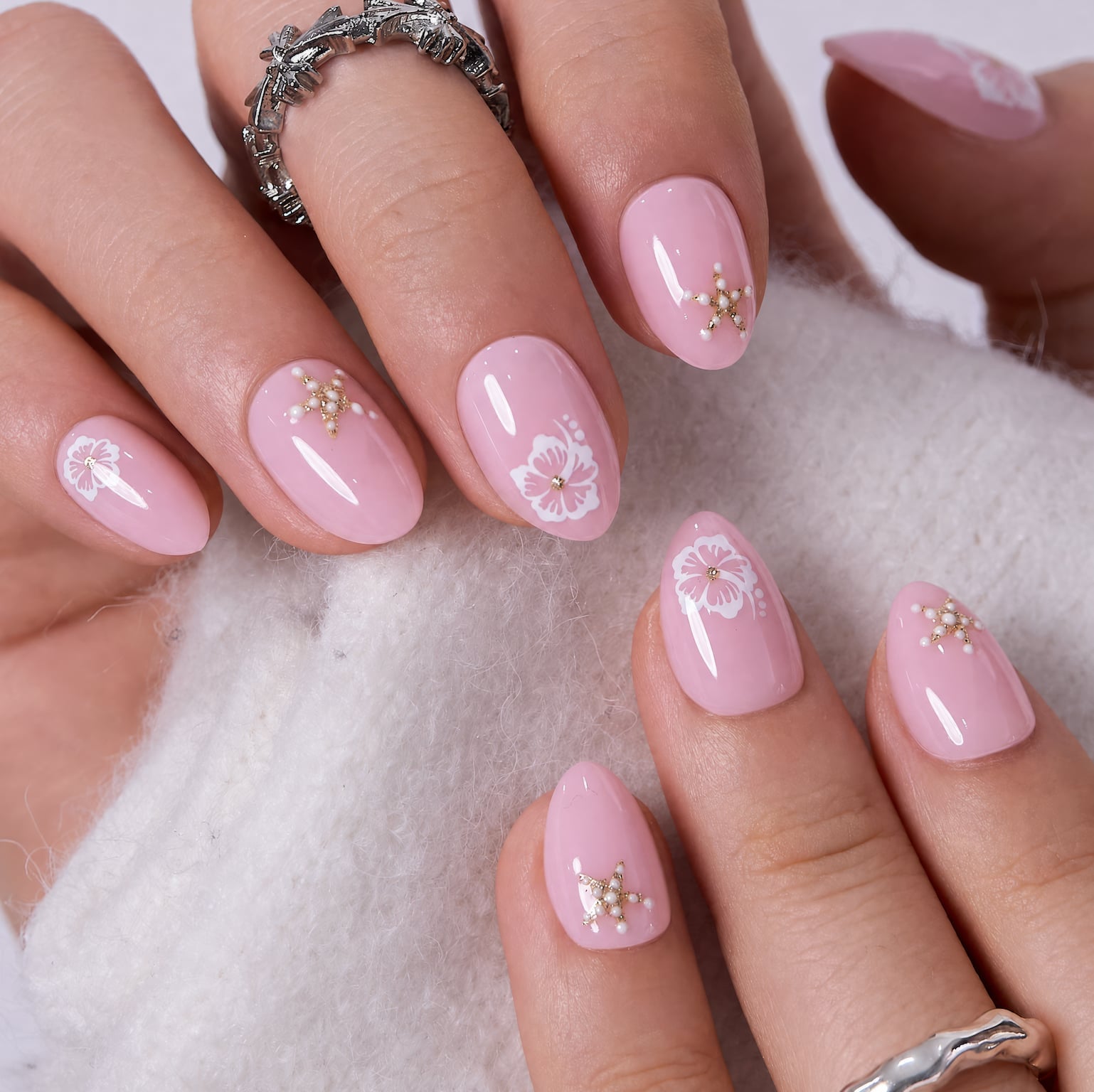 White Flowers Gold Dots Short Oval Nails White Flowers Gold Dots Short Oval Nails — Floral Nails