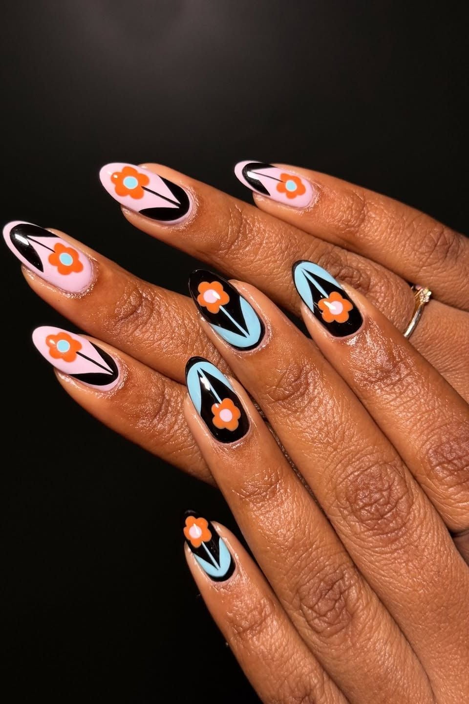 Graphic Floral Motifs Medium Almond Nails Graphic Floral Motifs Medium Almond Nails — Floral Nails