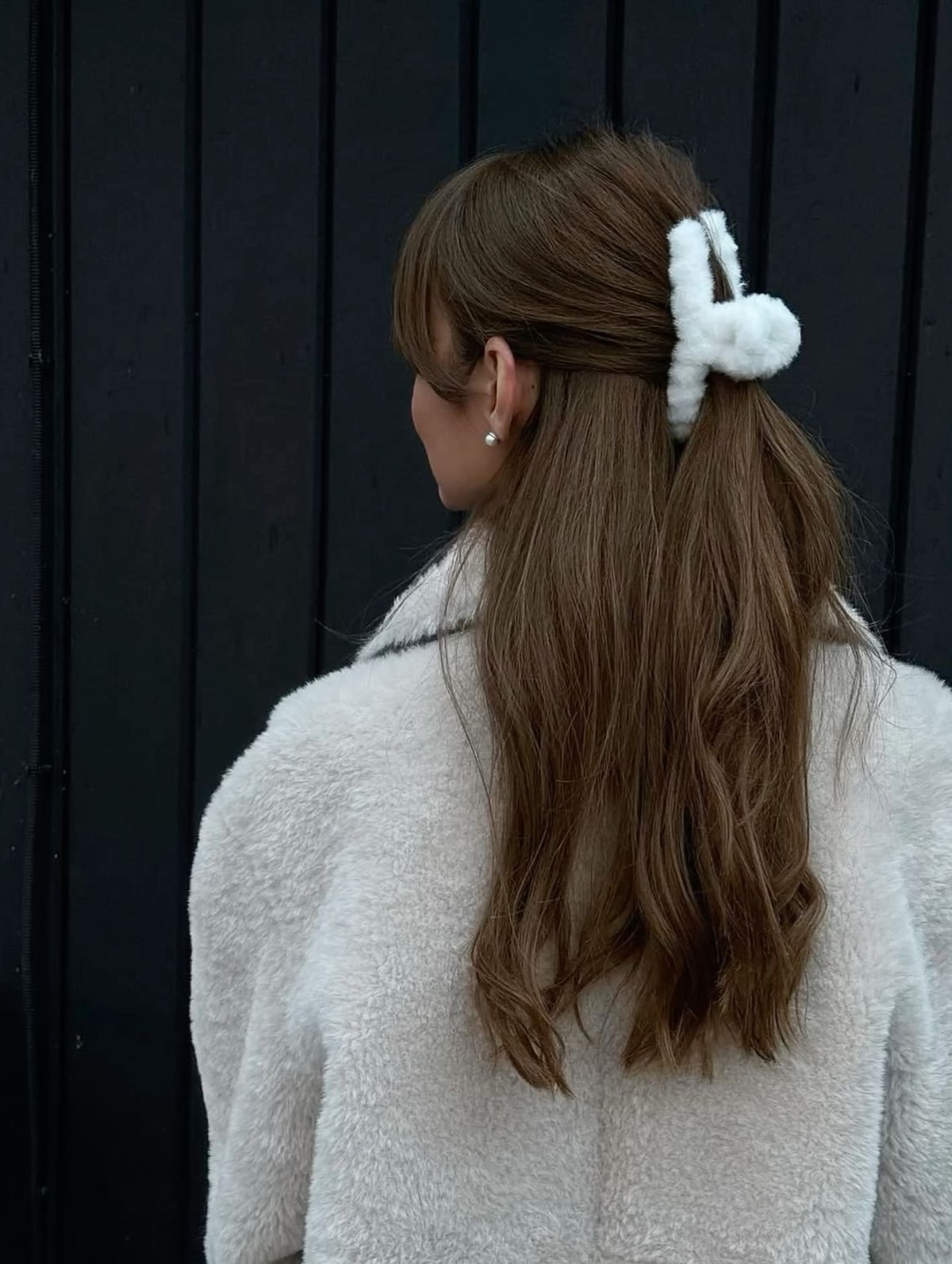 Fluffy Claw Clip Half-Up Waves