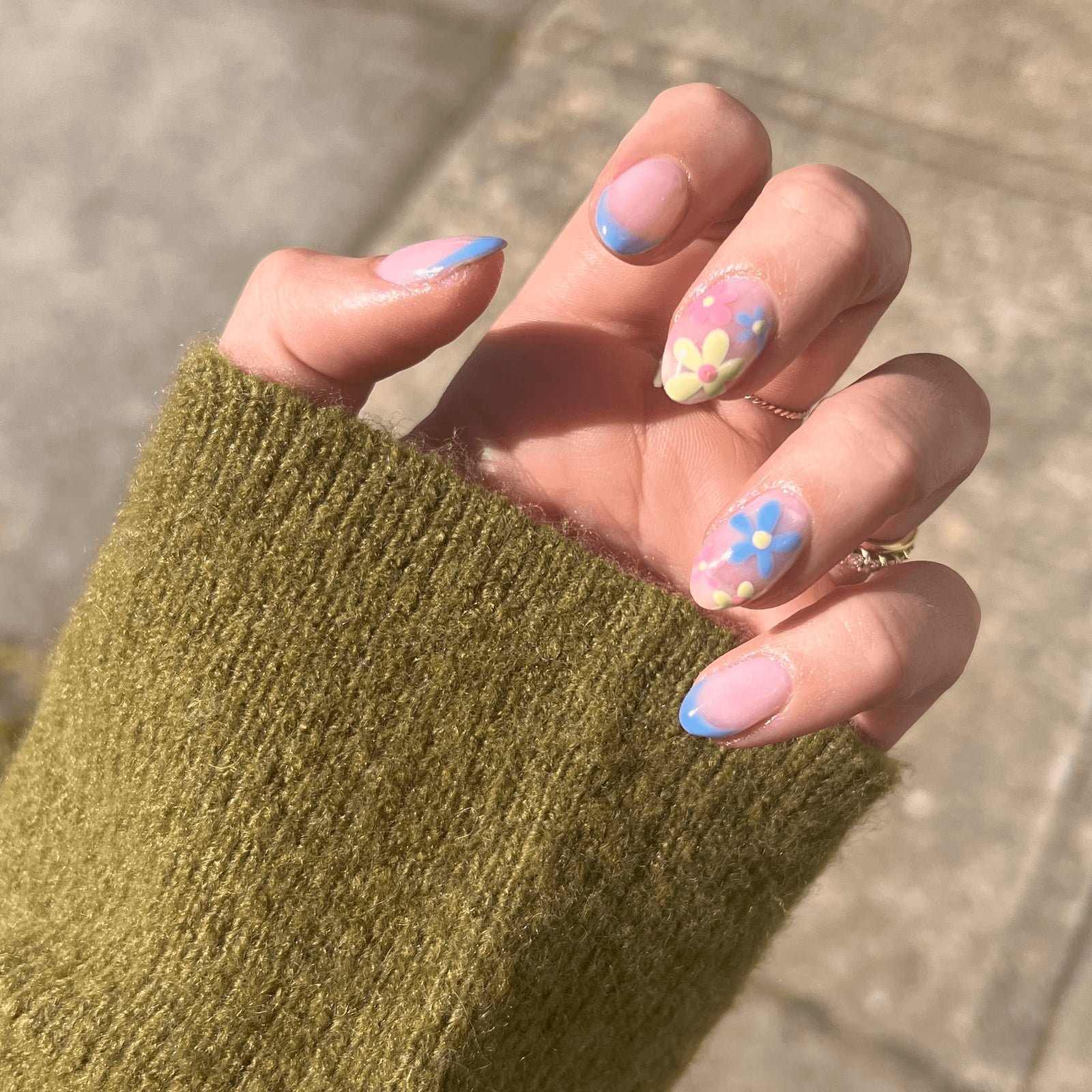 Gold Oval Accent Sheer Pale Pink Short Oval Nails — Gel Nails