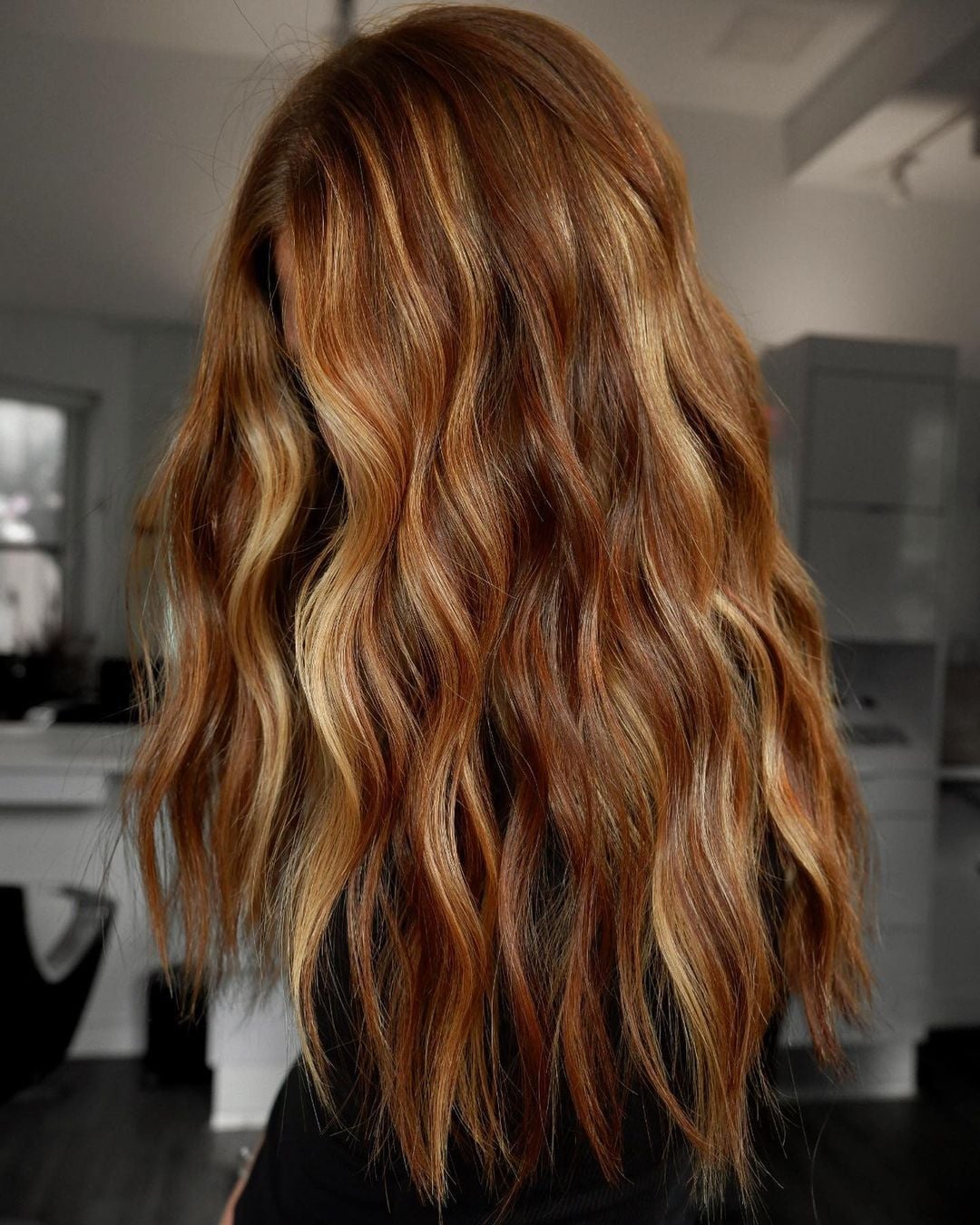 Wavy Mid-Back Hair With Ginger and Blonde Dimension Wavy Mid-Back Hair With Ginger and Blonde Dimension — Ginger Highlights