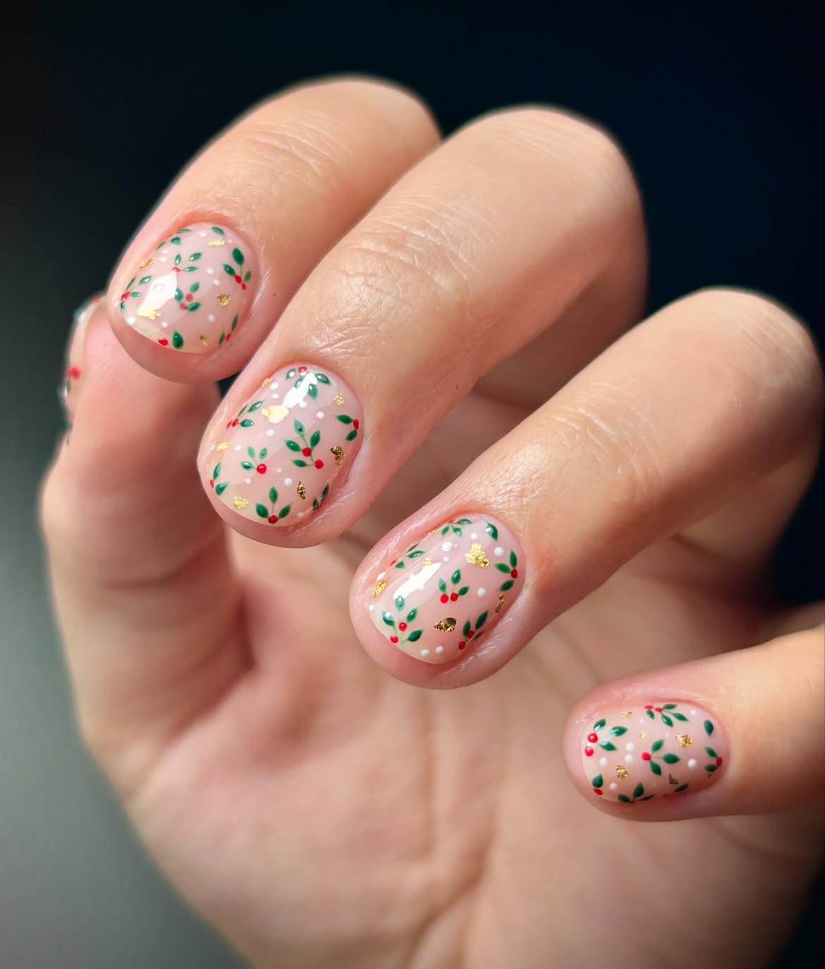 Glossy Mistletoe And Gold Flake Short Nails