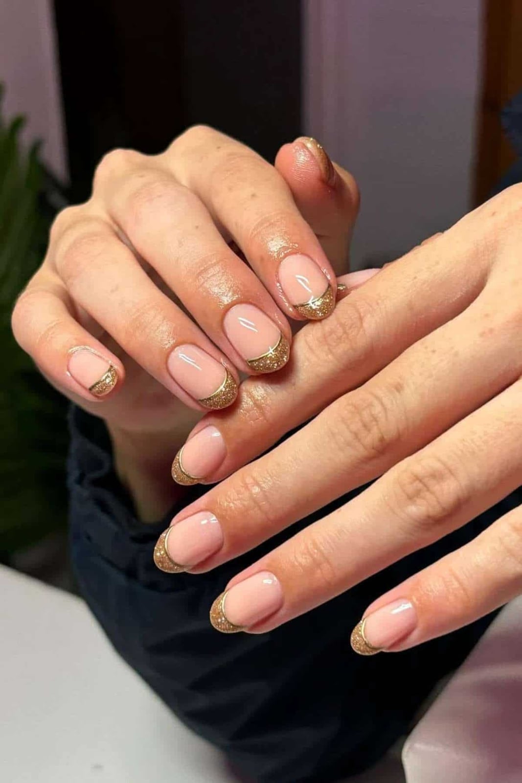 Glittery Gold French Tips Medium Almond Nails, миндаль Glittery Gold French Tips Medium Almond Nails, миндаль — Gold French Tip Nails
