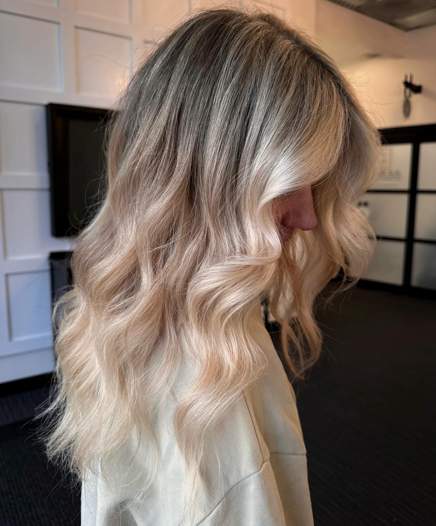 Golden Hour Blonde Waves With Subtle Peach Tones