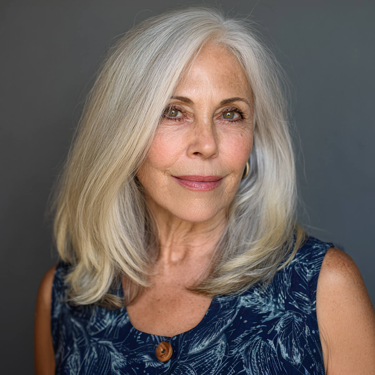 Collarbone Wavy Hair With Gray Blend — Gray Blending