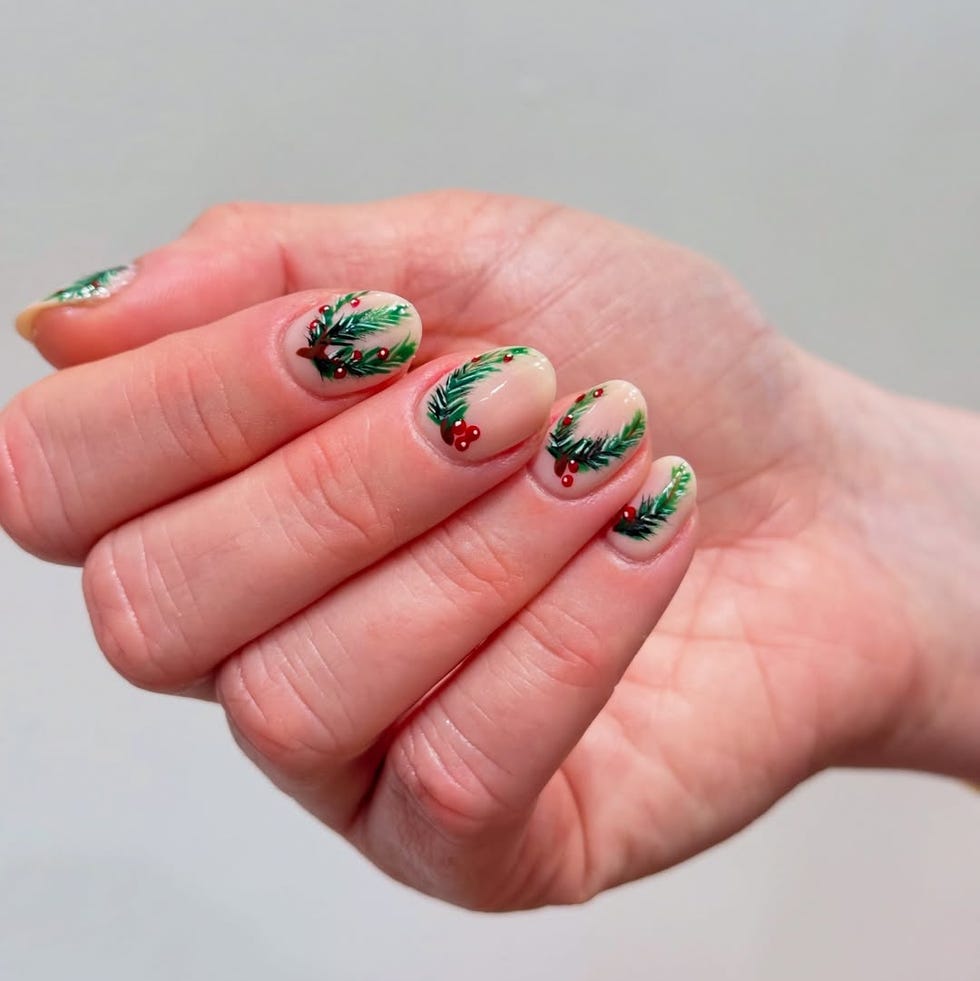 Nude Oval Holly Berry Short Nails — Green Christmas Nails