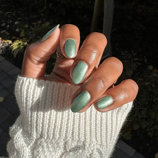 Short Oval Nails In Pale Green Chrome — Green Chrome Nails