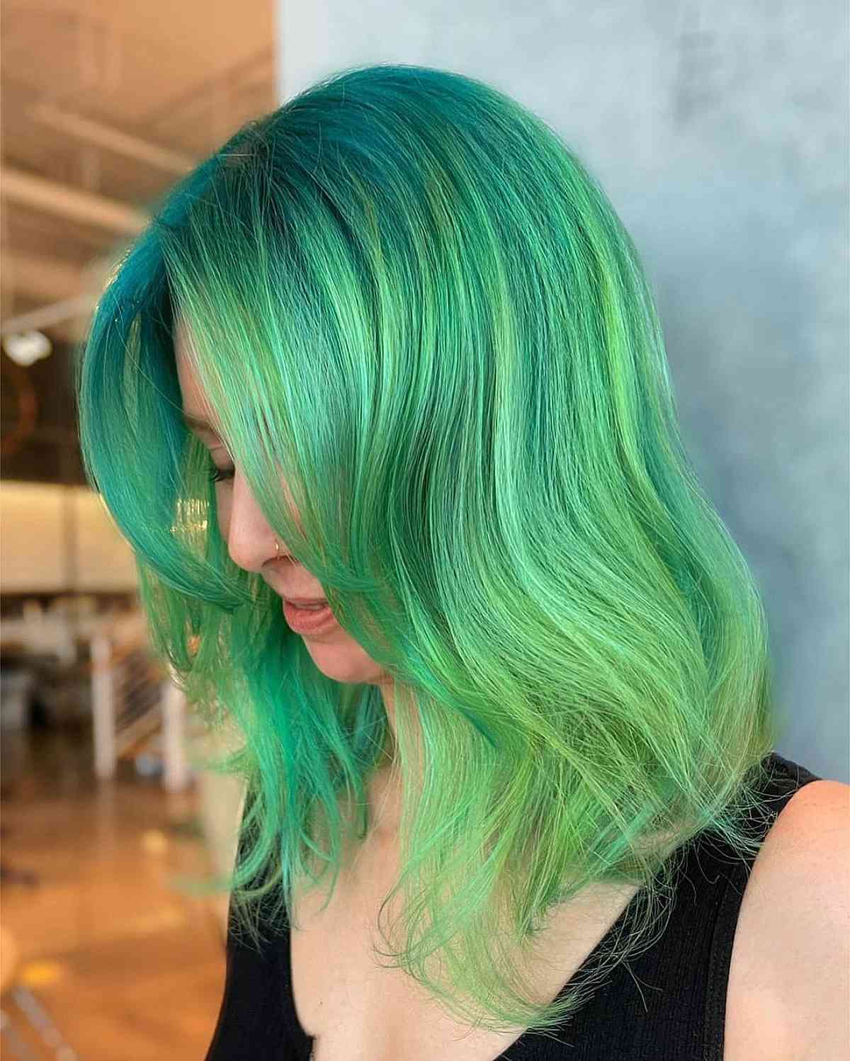 Collarbone Lob With Green Gradient — Green Highlights