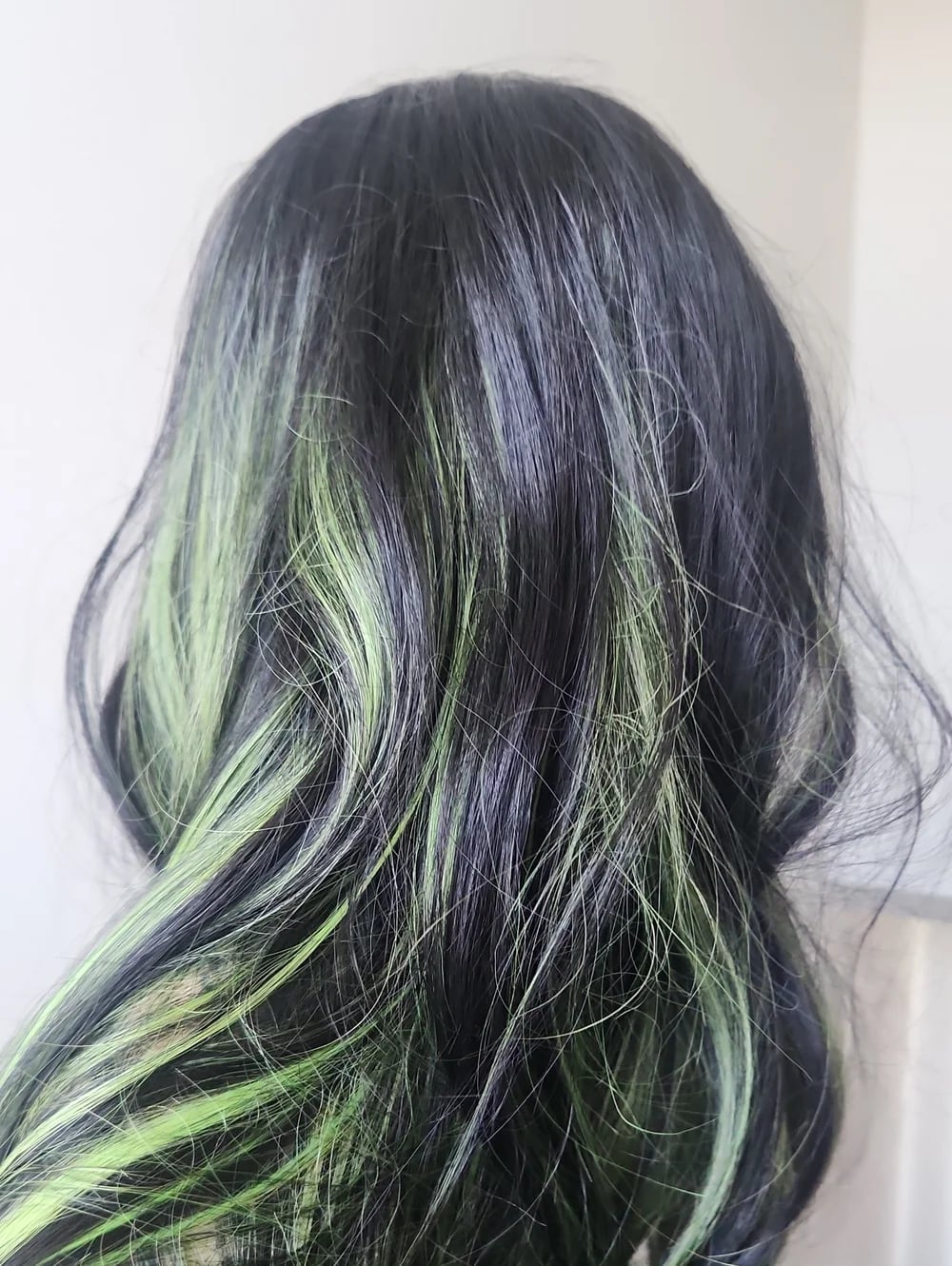 Mid-Back Waves With Lime Green, Wavy — Green Highlights