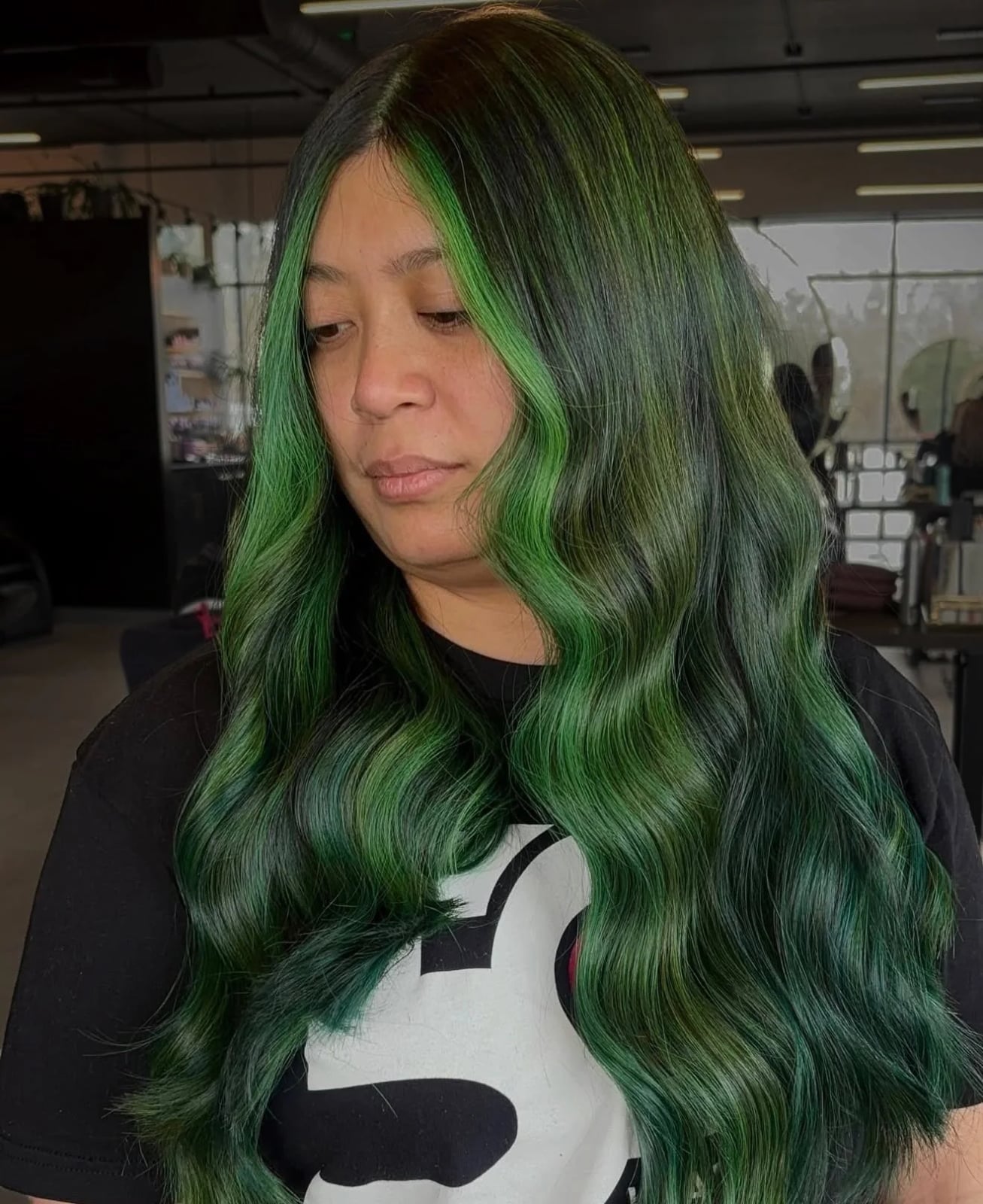 Mid-Back Emerald Green Base With Highlights and Uniform Texture — Green Highlights