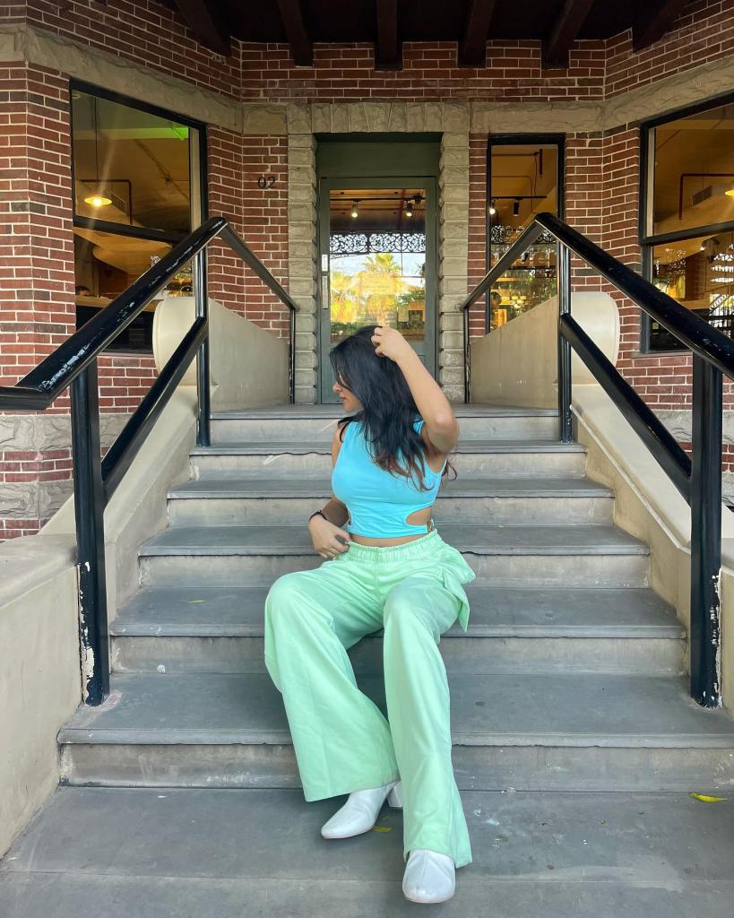 Mint Green Wide-Leg Sweatpants with a Light Blue Cut-Out Top Mint Green Wide-Leg Sweatpants with a Light Blue Cut-Out Top — Green Sweatpants Outfit