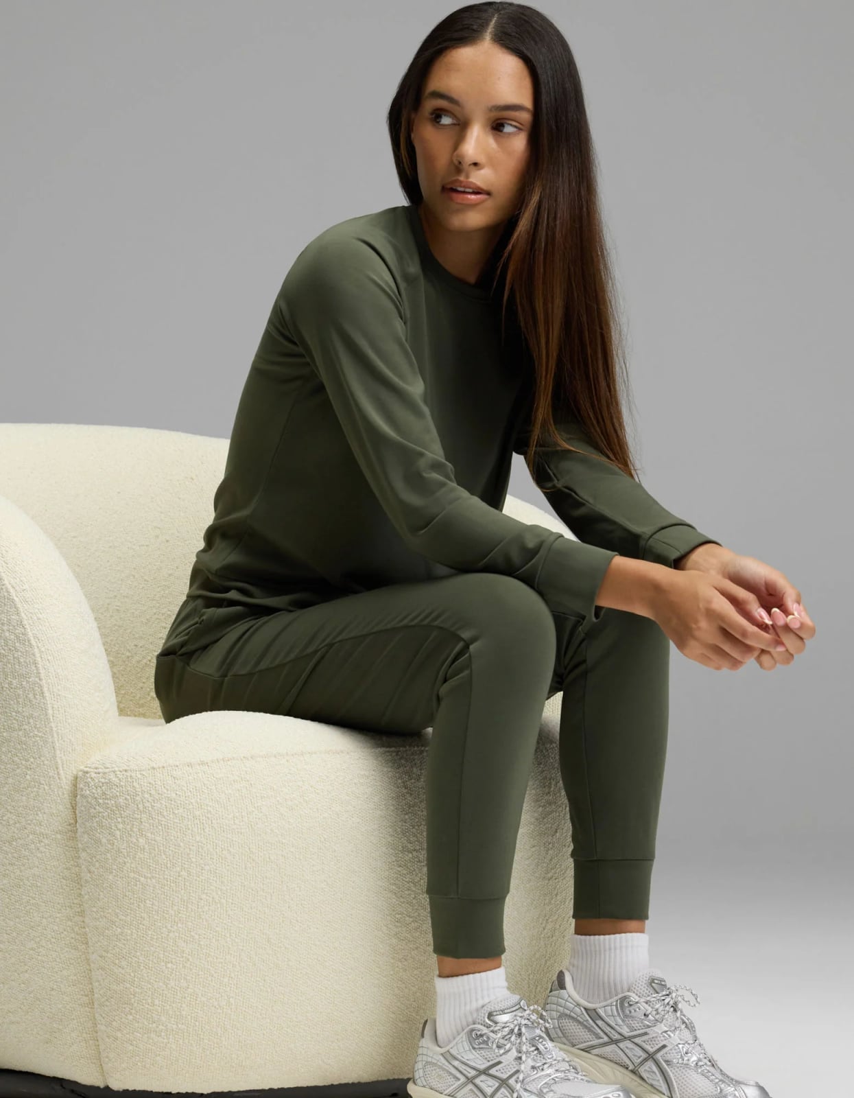 Olive Green Relaxed-Fit Sweatpants with a Long-Sleeve Top Olive Green Relaxed-Fit Sweatpants with a Long-Sleeve Top — Green Sweatpants Outfit