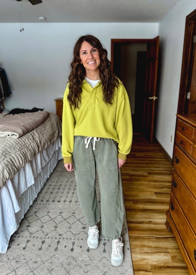 Light Green Barrel-Leg Sweatpants with a Gray Cropped T-Shirt Light Green Barrel-Leg Sweatpants with a Gray Cropped T-Shirt — Green Sweatpants Outfit