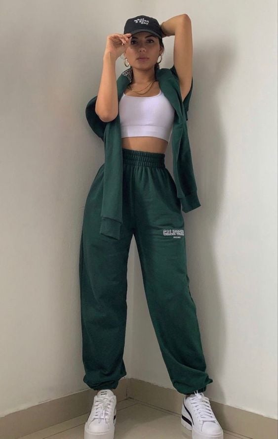 Dark Green Oversized Sweatpants with a Cropped Hoodie Tied At Dark Green Oversized Sweatpants with a Cropped Hoodie Tied At — Green Sweatpants Outfit