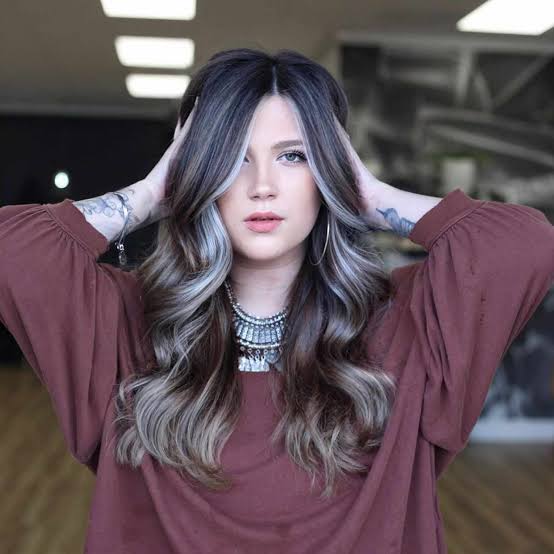 Collarbone Lob With Ash Blonde Highlights Collarbone Lob With Ash Blonde Highlights — Grey Highlights