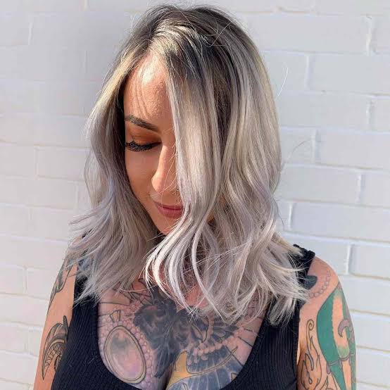 Collarbone Lob With Face-Framing Ash Blonde Highlights Collarbone Lob With Face-Framing Ash Blonde Highlights — Grey Highlights
