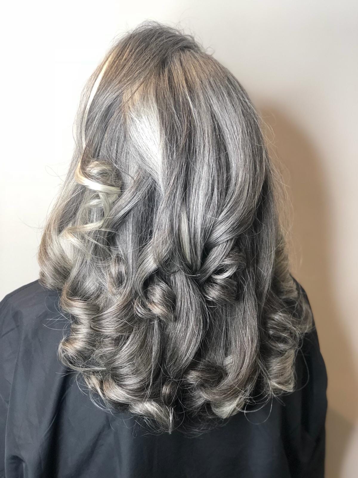 Mid-Back Layers With Gray Highlights and Creating A Lived-In Mid-Back Layers With Gray Highlights and Creating A Lived-In — Grey Highlights