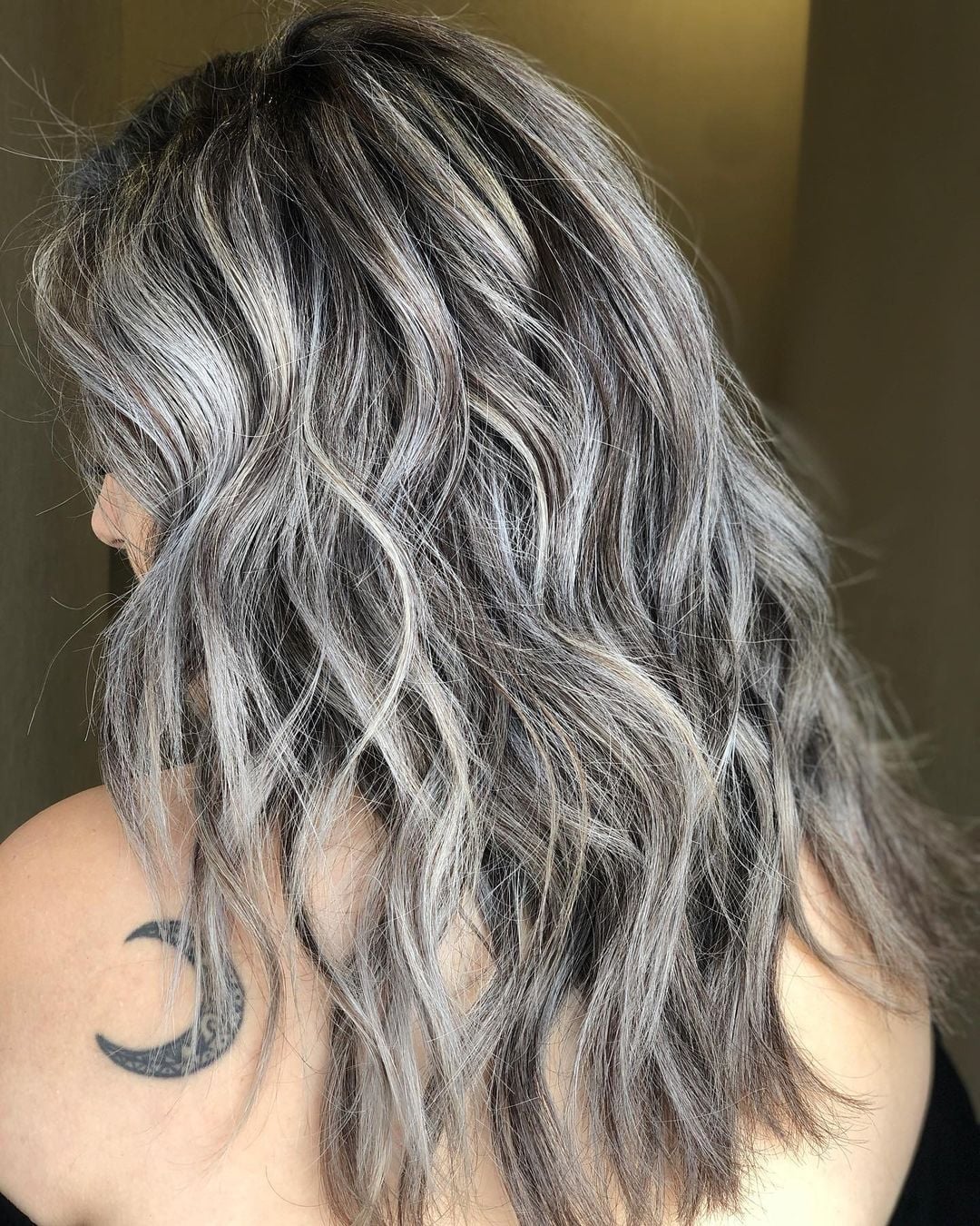 Mid-Back Layers With Gray Highlights Mid-Back Layers With Gray Highlights — Grey Highlights