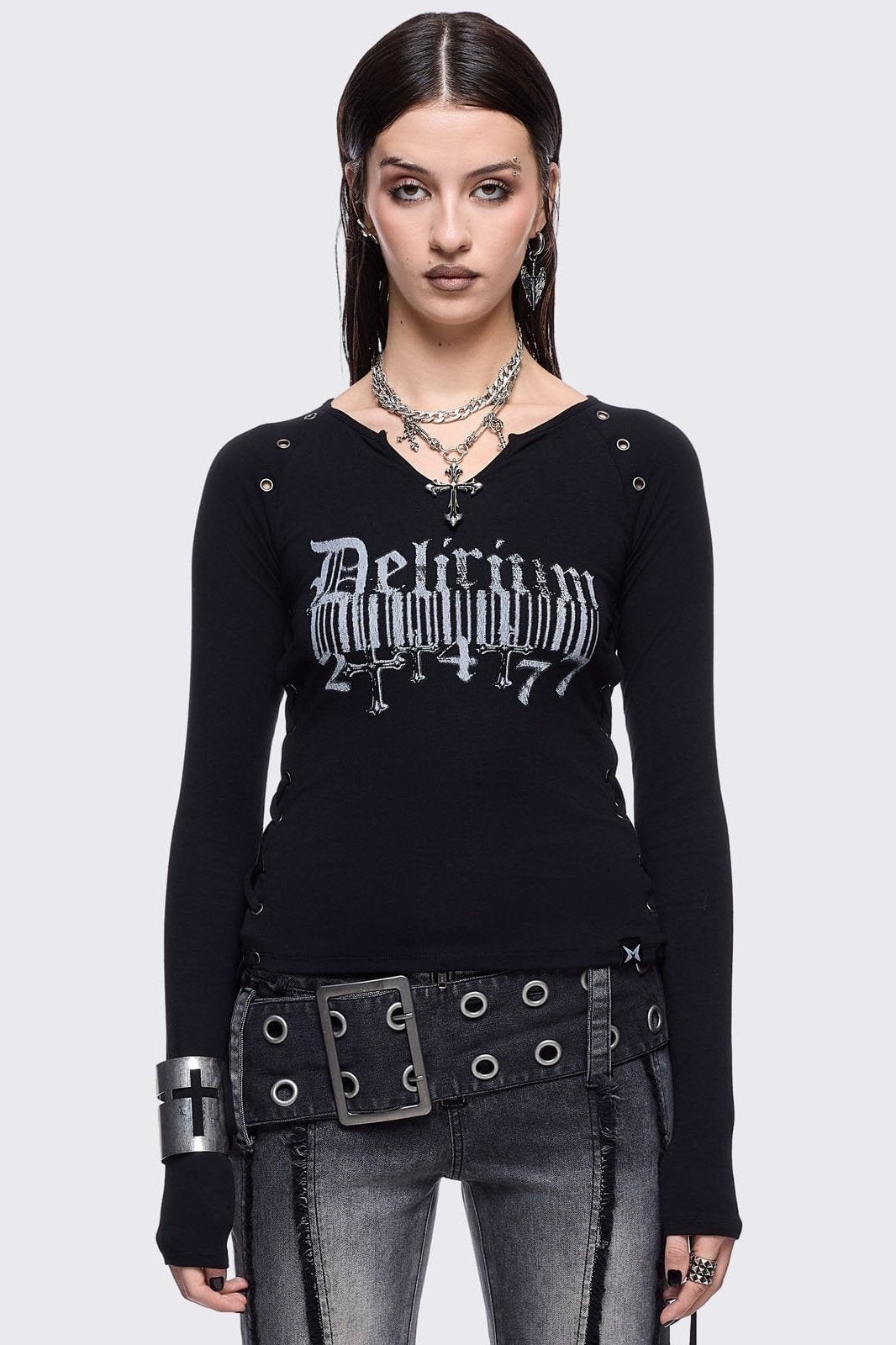 Graphic Long-Sleeve Tee With Mini Skirt and Fishnets Graphic Long-Sleeve Tee With Mini Skirt and Fishnets — Grunge Outfits