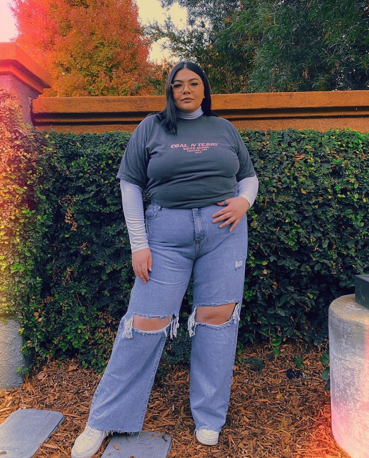 Distressed Wide-Leg Jeans With Layered Turtleneck Distressed Wide-Leg Jeans With Layered Turtleneck — Grunge Outfits