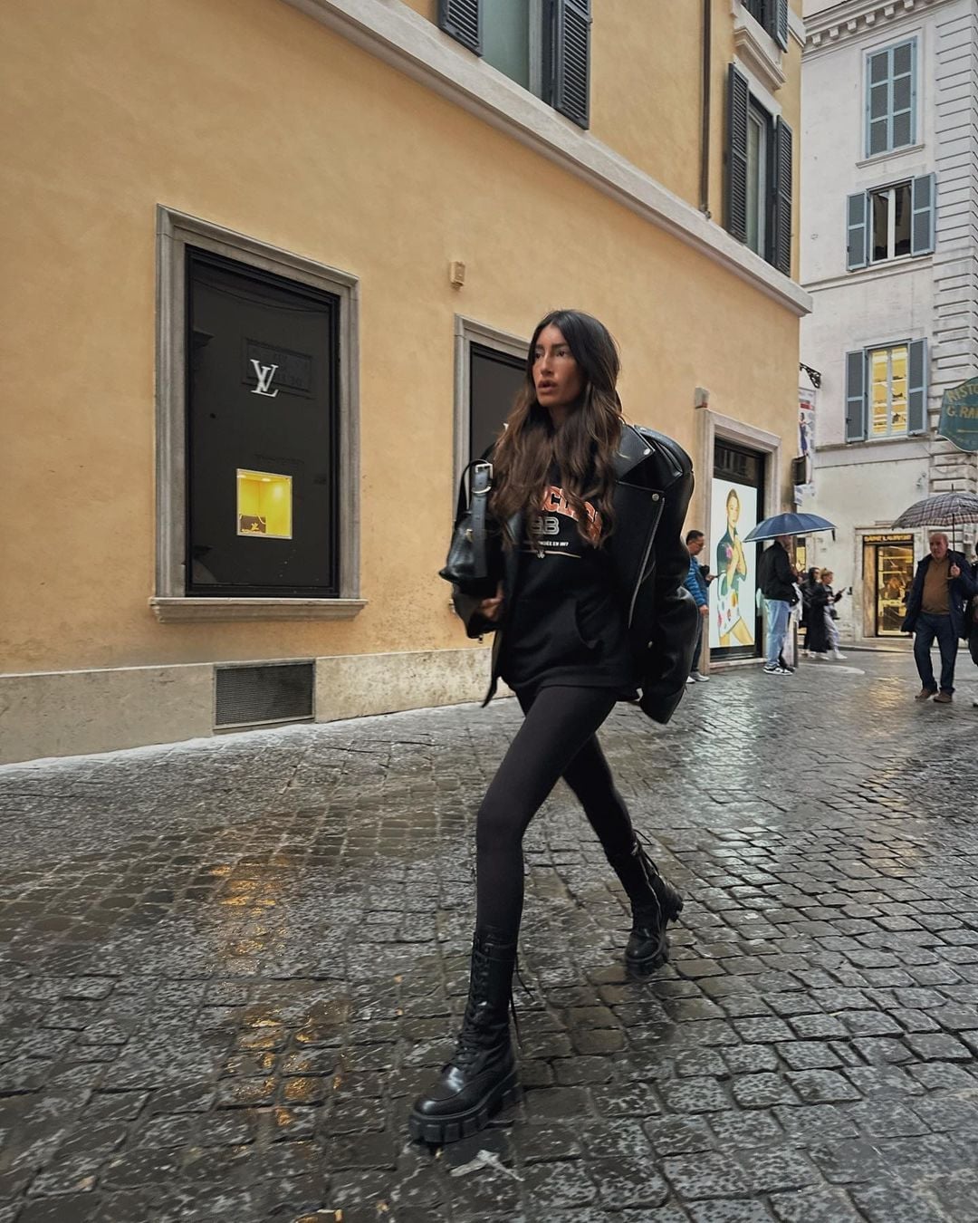 Leather Jacket Over Graphic Hoodie and Leggings Leather Jacket Over Graphic Hoodie and Leggings — Grunge Outfits