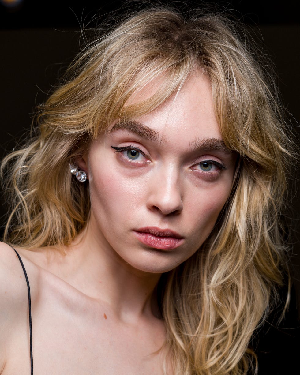 Collarbone Layers With Curtain Bangs and Blonde Highlights — Hair Pictures